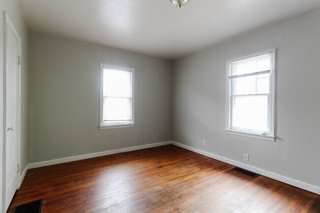 Building Photo - PRELEASING for AUGUST! Close to Campus: In...