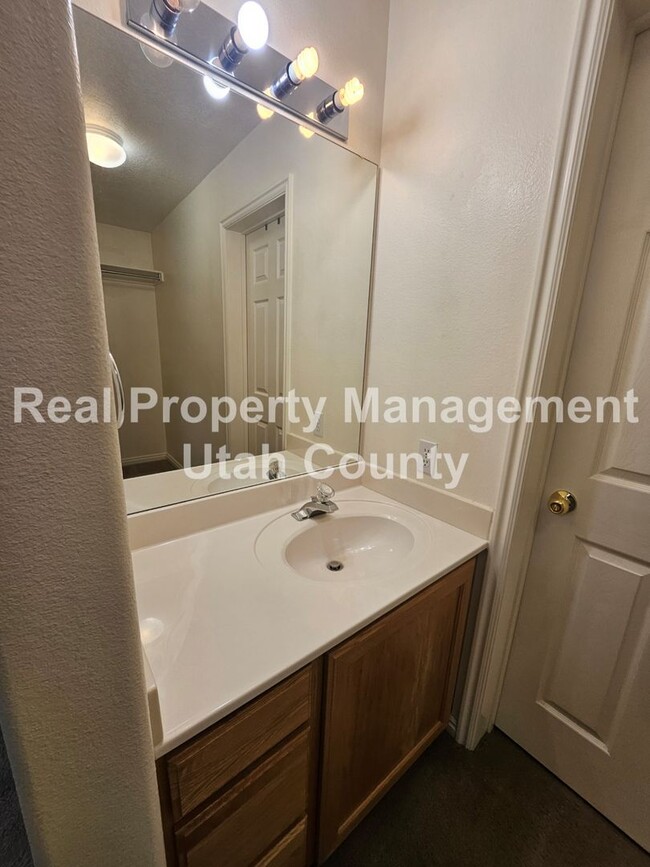 Building Photo - Orem Condo Top Floor Pet Friendly