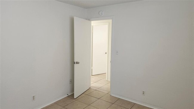 Building Photo - 565 3rd Ave