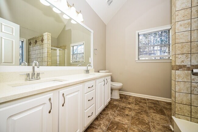 Building Photo - 201 Retour Cir