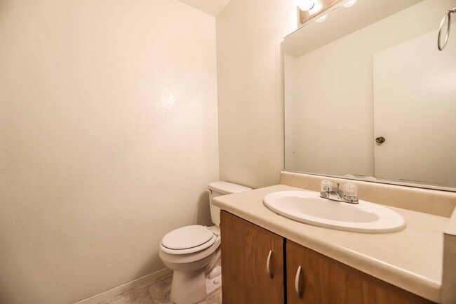 Building Photo - CUTE 2 BEDROOM CONDO!