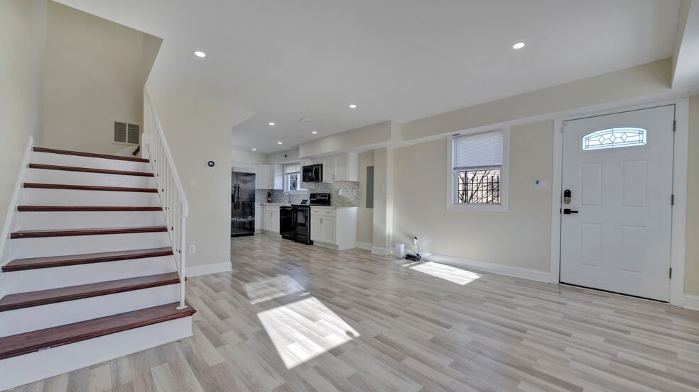 Building Photo - 5338 Jay St NE