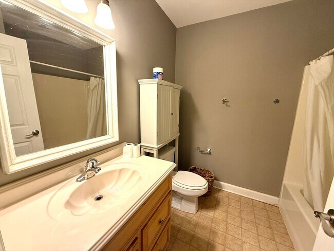 Building Photo - 246 Sheliah Ct