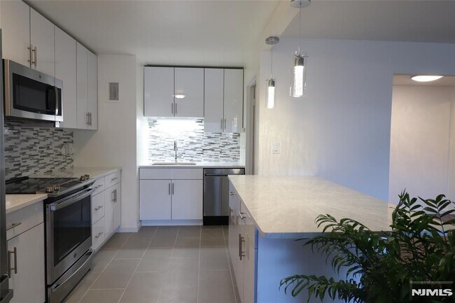 Building Photo - 1600 Center St