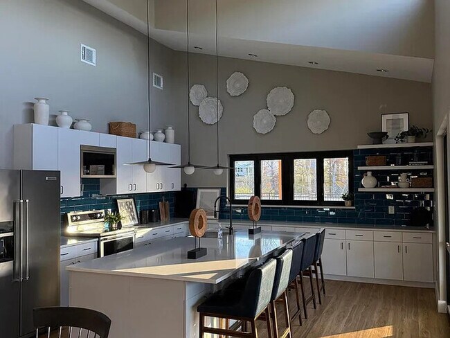 Building Photo - Lease OR Lease to Own