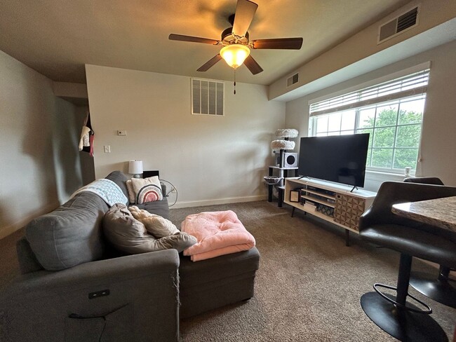 Building Photo - $1,100 | 1 Bedroom, 1 Bathroom Condo | No ...