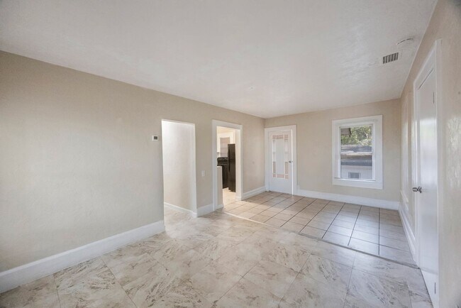 Building Photo - 2242 23rd Ave S