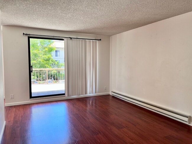 Building Photo - Bright 1/1 with an extra large patio, park...