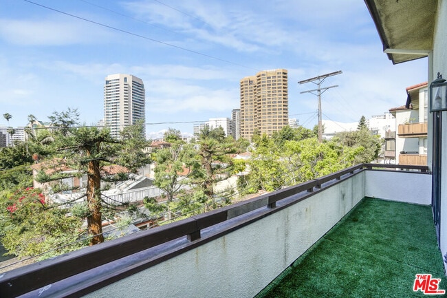 Building Photo - 1277 S Beverly Glen Blvd