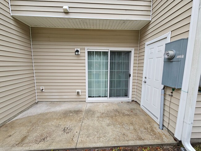 Building Photo - Townhome Close to the Beach!