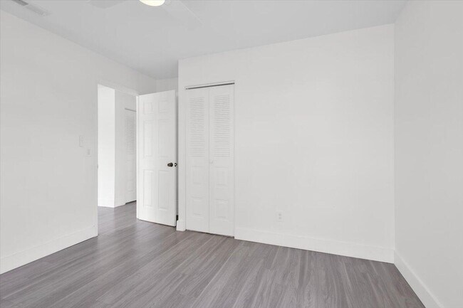 Building Photo - 841 NW Riverside Dr