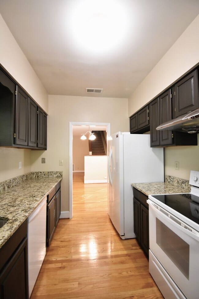 Building Photo - 3 Bedroom 2 Bathroom Townhome- Pets Considered