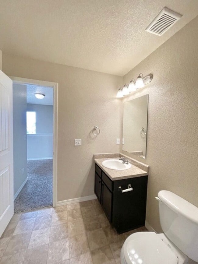 Building Photo - 2 Story Home with 3 Bed, 2.5 Bath, 2 Car G...