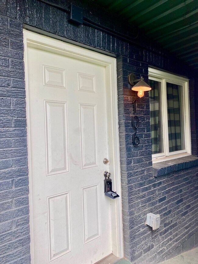 Building Photo - 910 Shelby Ave