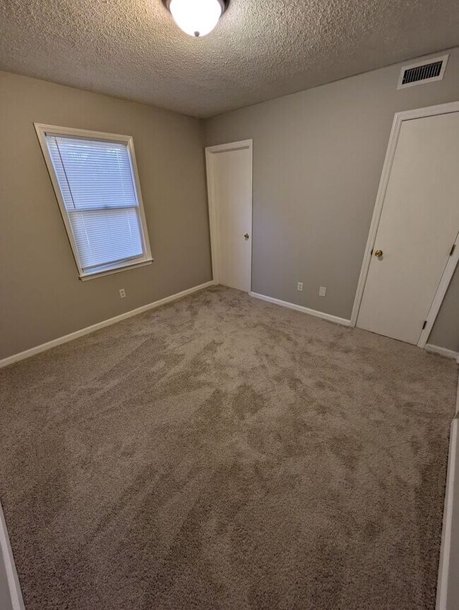 Building Photo - 1BD/1BA First Floor Unit at Westmont Apartments in Hickory, NC!