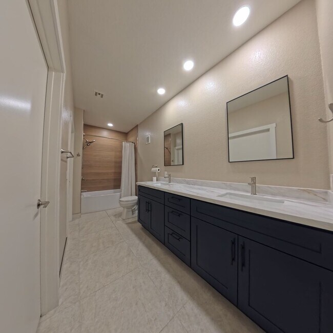 Building Photo - 8725 W Flamingo Rd