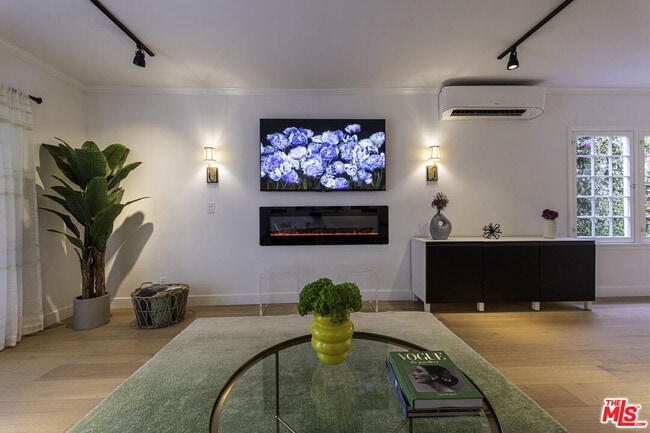 Building Photo - 8907 Rosewood Ave