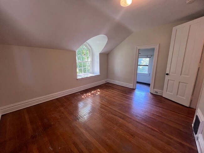 Building Photo - Single Family Heritage Hill Home! Two Bedr...