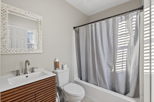 Building Photo - 2818 Tidewater Dr