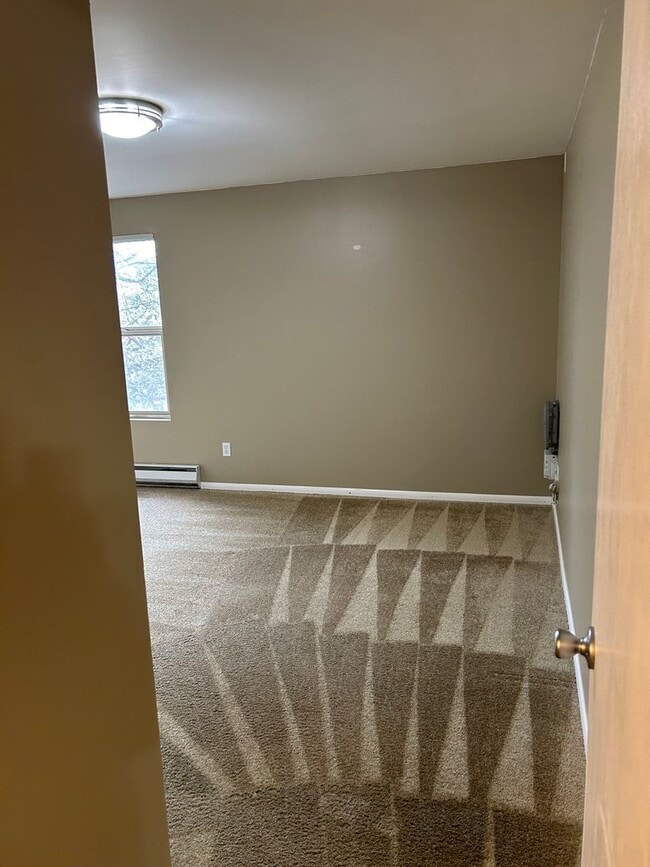 Building Photo - Bright Open Floor Plan One Bedroom Apartment