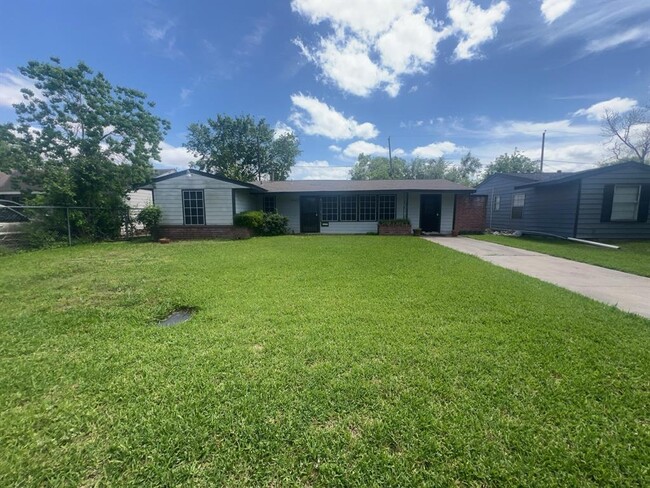 Building Photo - 5810 Glenhurst Dr
