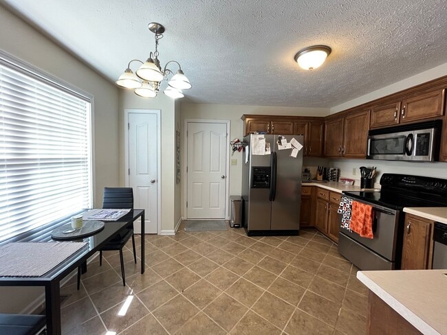 Building Photo - Charming 3-Bedroom Ranch in Prime Central ...