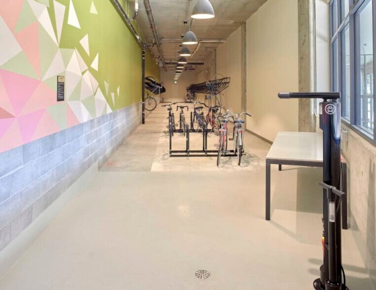 Building Photo - 16450 Redmond Wy