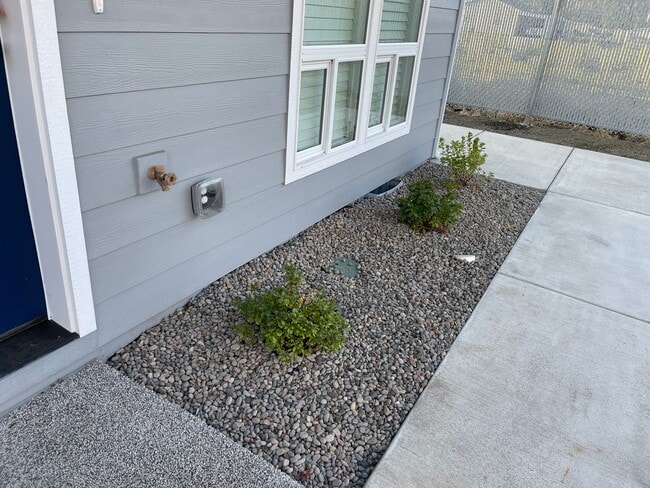 Building Photo - End Townhouse Unit in South Medford/Phoenix Area