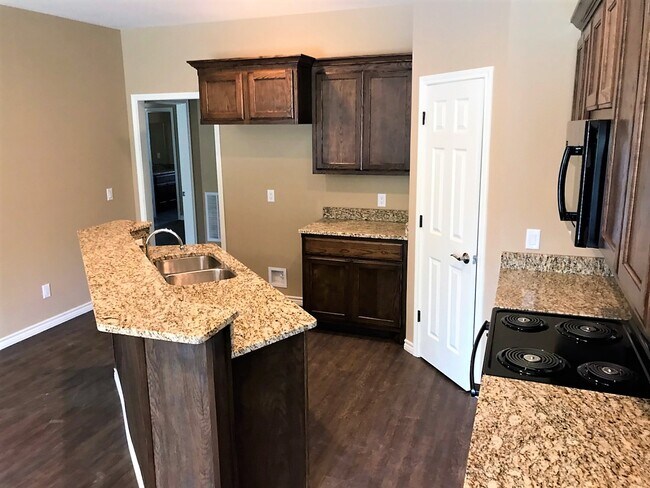Building Photo - 617 Pecan Ct