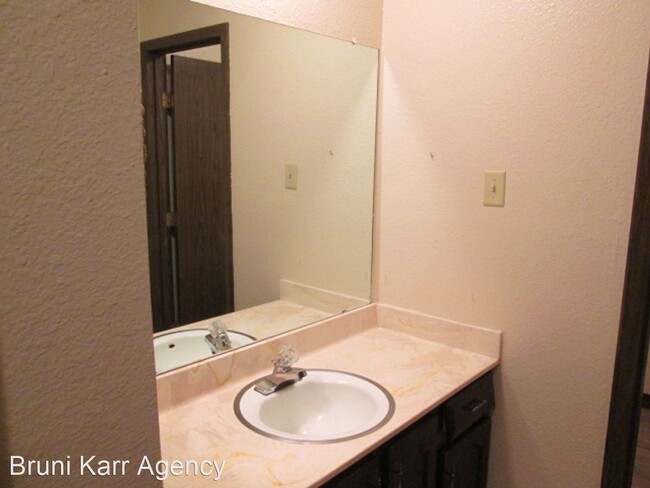 Building Photo - 2 br, 2.5 bath House - 7451 Prairie Rd NE
