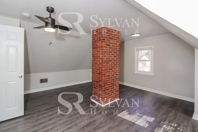 Building Photo - Classic amenities with modern convenience