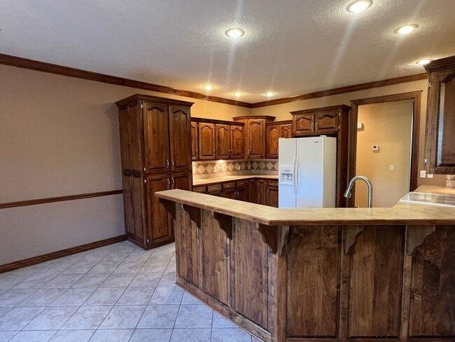 Building Photo - Spacious Family Home in Republic