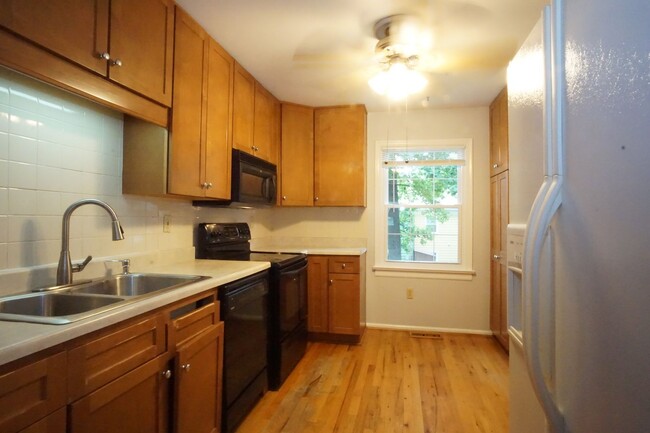 Building Photo - 3 bedroom / 2 1/2 Bath.  Close to Campus. ...