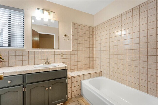 Building Photo - This home is loaded with upgrades and space in North Hanford.  Call today!
