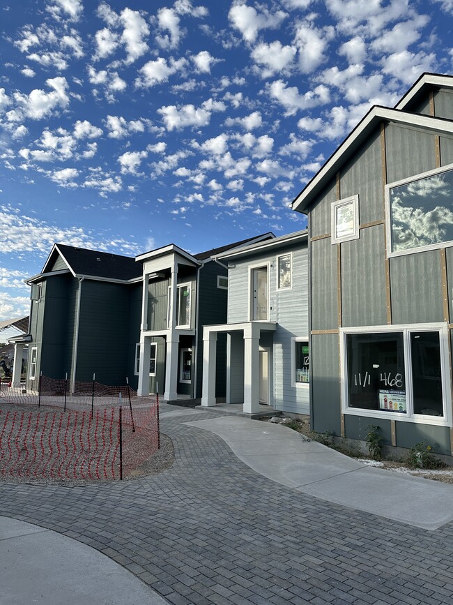 Building Photo - 522 E Heron Park St