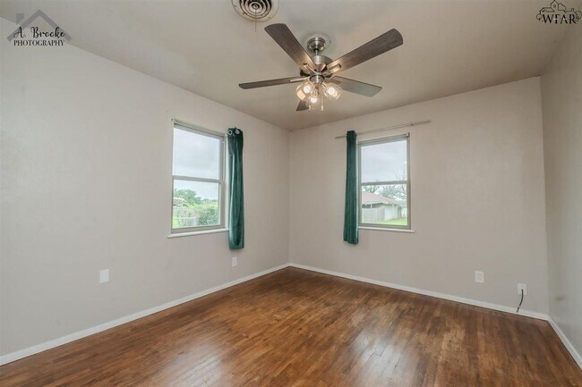 Building Photo - 1508 N Victoria Ave