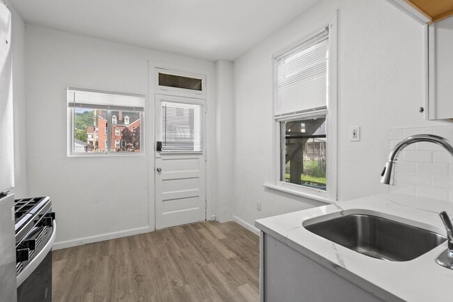 Building Photo - 17 E Sherman St