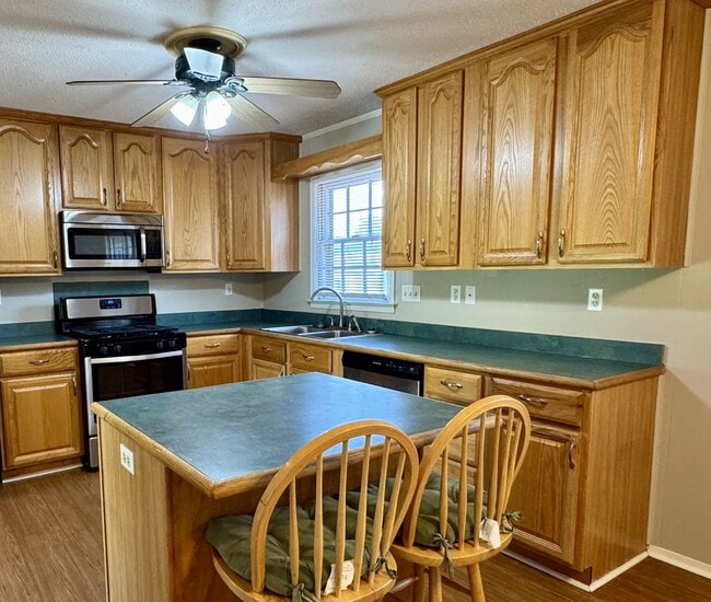 Building Photo - Check Out This 3 Bedroom / 2 Bathroom BRIC...