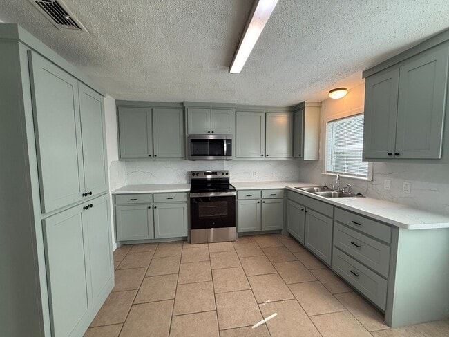 Building Photo - Updated 2 Bedroom House in LISD