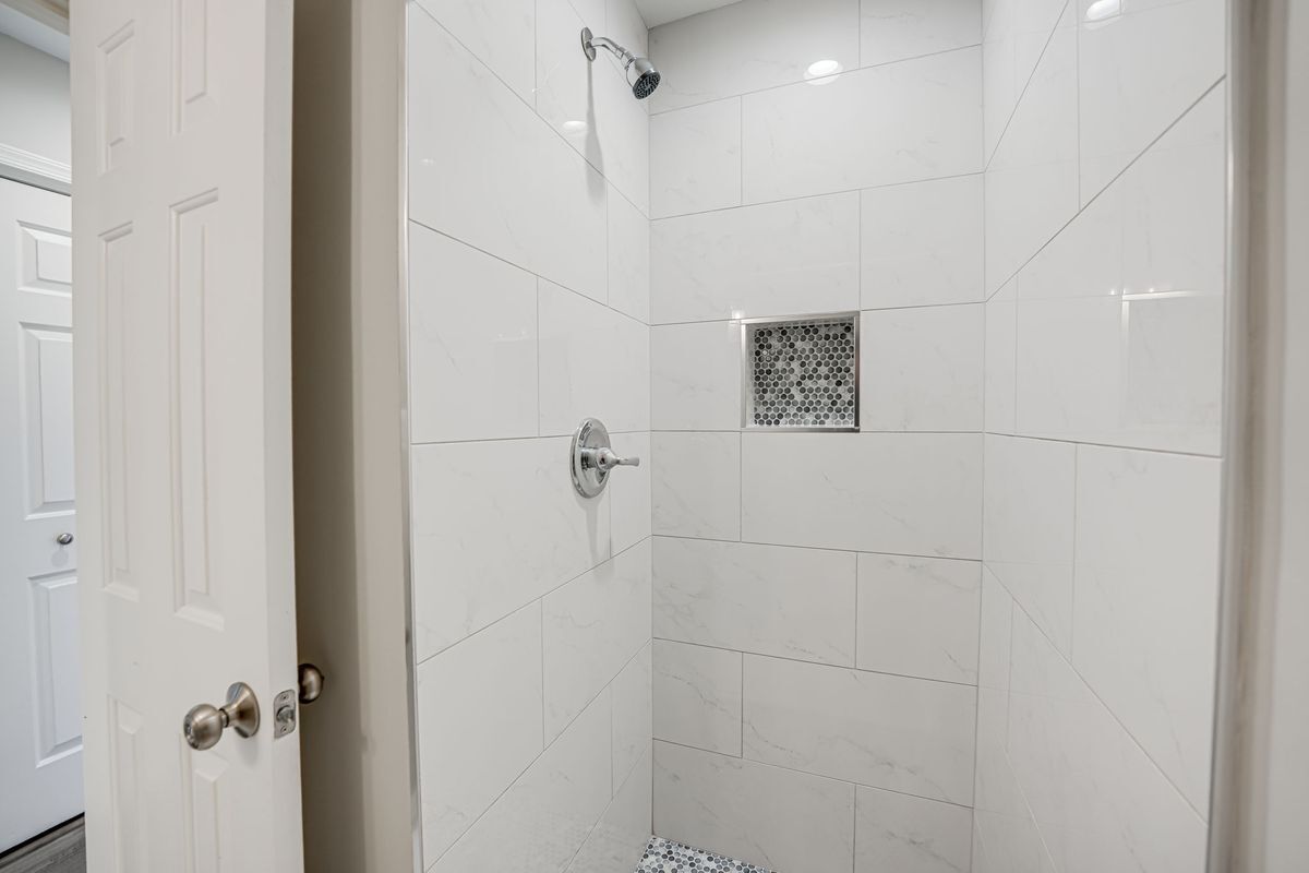 Building Photo - 2815 Lee Oaks Ct