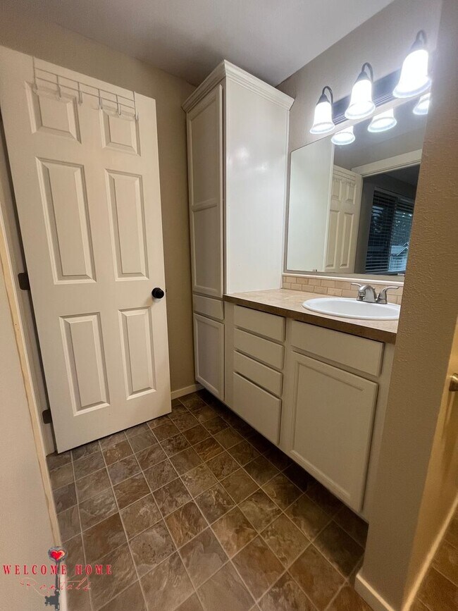 Building Photo - Remodeled rambler, no carpet, with HUGE fenced yard!!