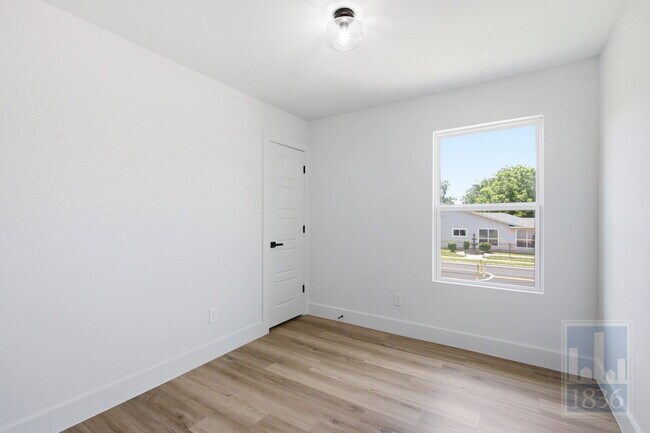 Building Photo - 3610 Alexandria Dr