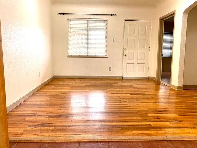 Building Photo - 502 Los Arboles Ave NW