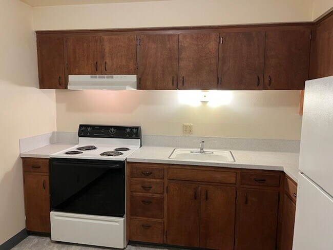 Building Photo - (964) 1 Bedroom / 1 Bathroom - Under New Management!