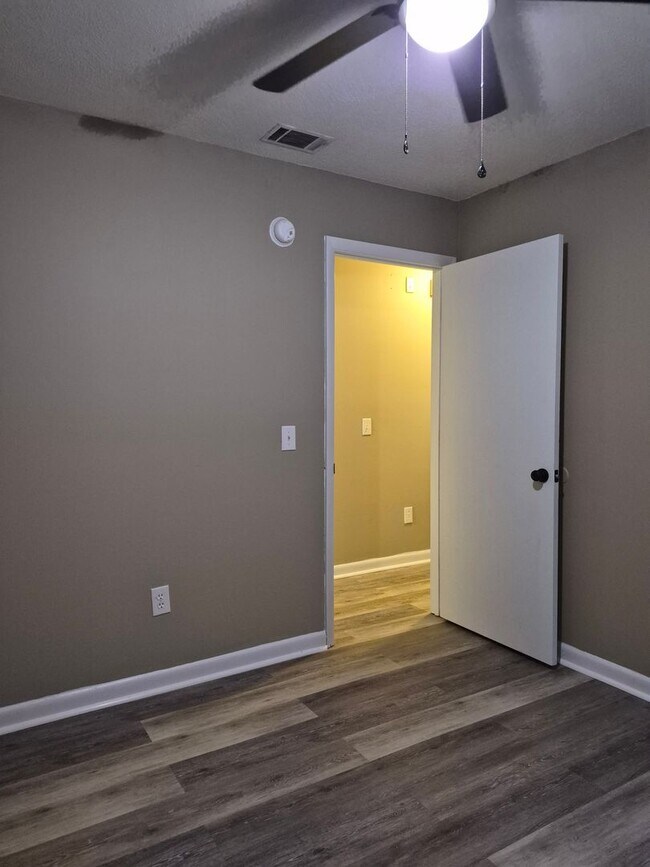 Building Photo - 145 Deerwood Ct