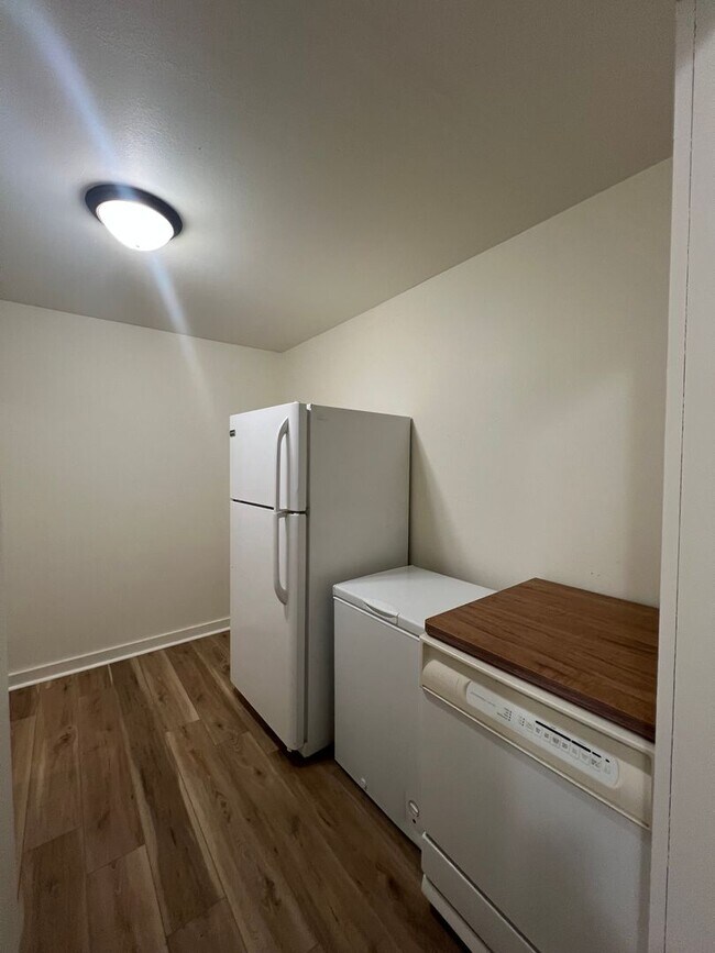 Building Photo - 217 W Irving Ave