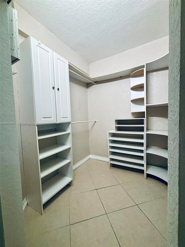 Building Photo - 715 SW 148th Ave