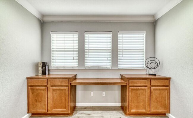 Building Photo - Beautiful 3 Bedroom / 2.5 Bath Two Story Home