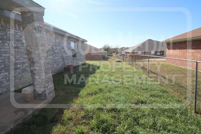 Building Photo - 2600 Lucille Dr