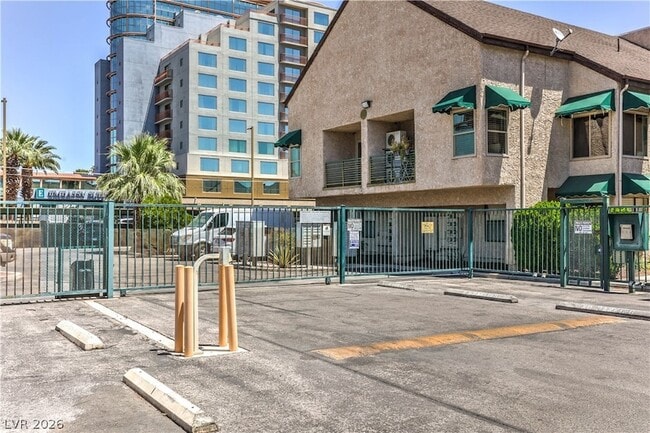 Building Photo - 460 Elm Dr
